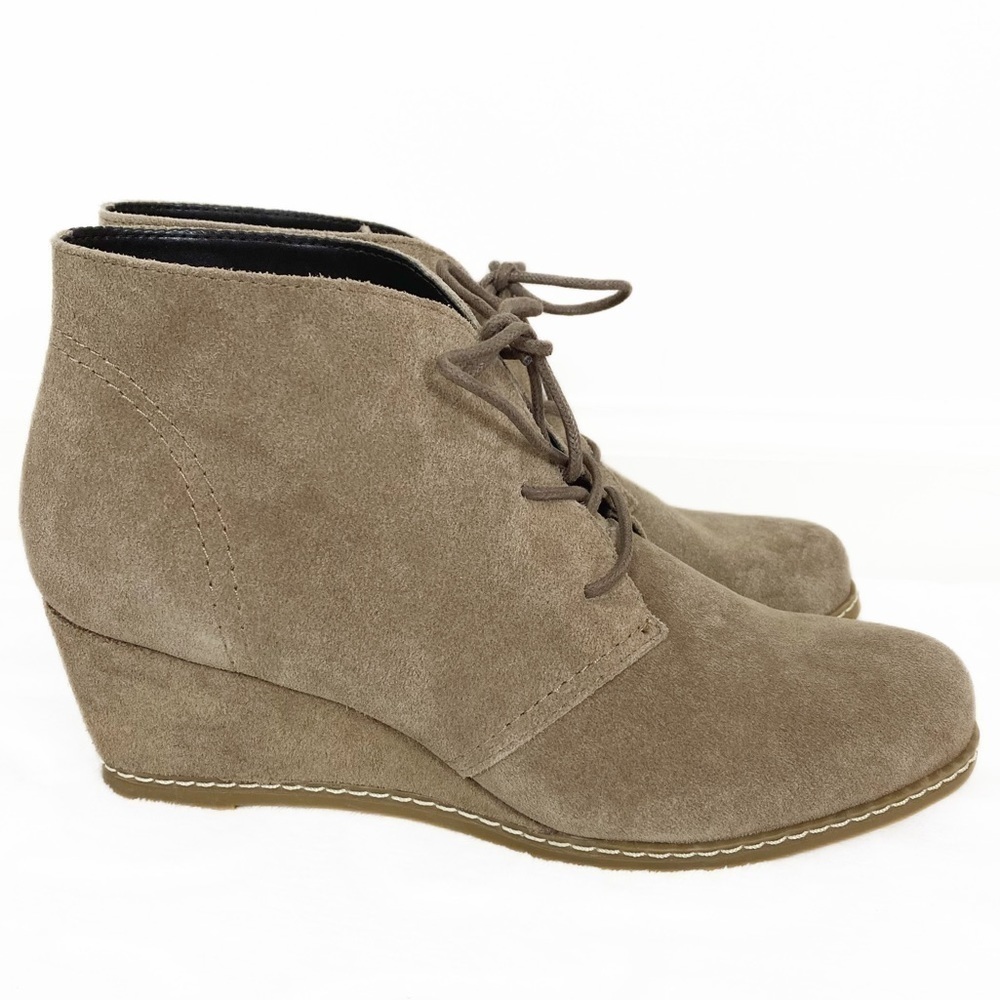 NWOB MICHAEL SHANNON Suede Leather Tan Wedge Booties Size 8 Lace Up